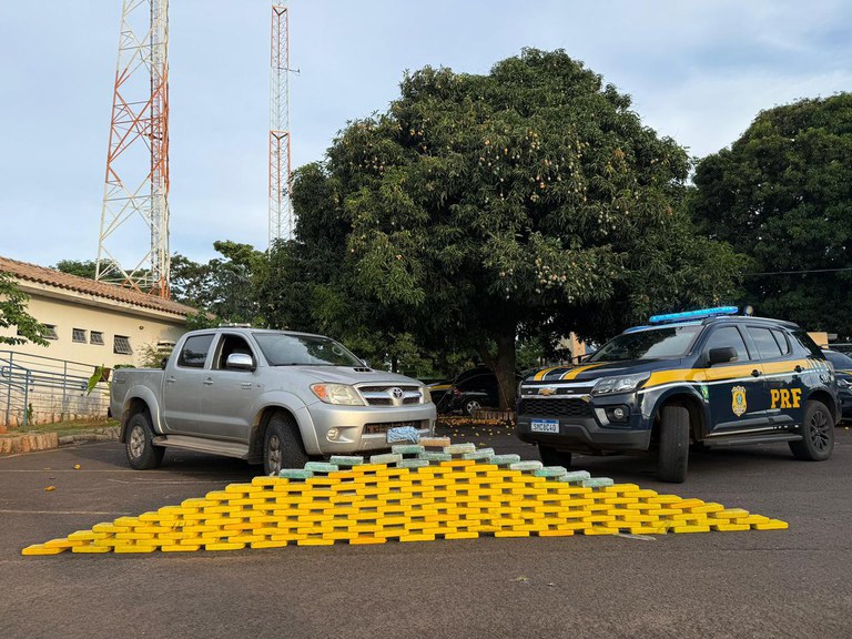Condutor de Hilux que saiu de Corumb&aacute; com 155 Kg de coca&iacute;na &eacute; detido pela PRF ap&oacute;s tentativa de fuga