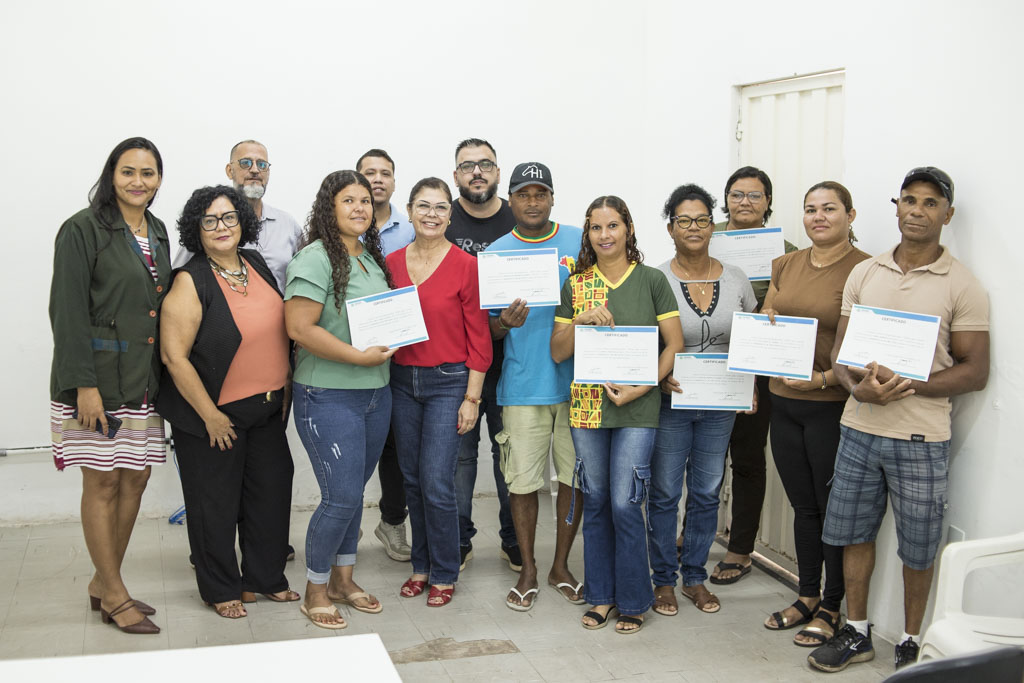 Prefeitura entrega certificados de curso de hidroponia &agrave; comunidade quilombola