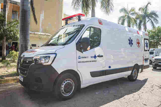 Entrega de ambul&acirc;ncia refor&ccedil;a frota de atendimento hospitalar e transfer&ecirc;ncias em Corumb&aacute;