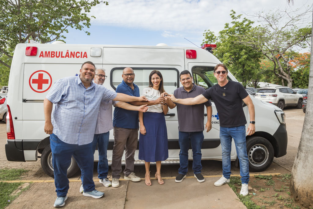 Entrega de ambul&acirc;ncia refor&ccedil;a frota de atendimento hospitalar e transfer&ecirc;ncias em Corumb&aacute;