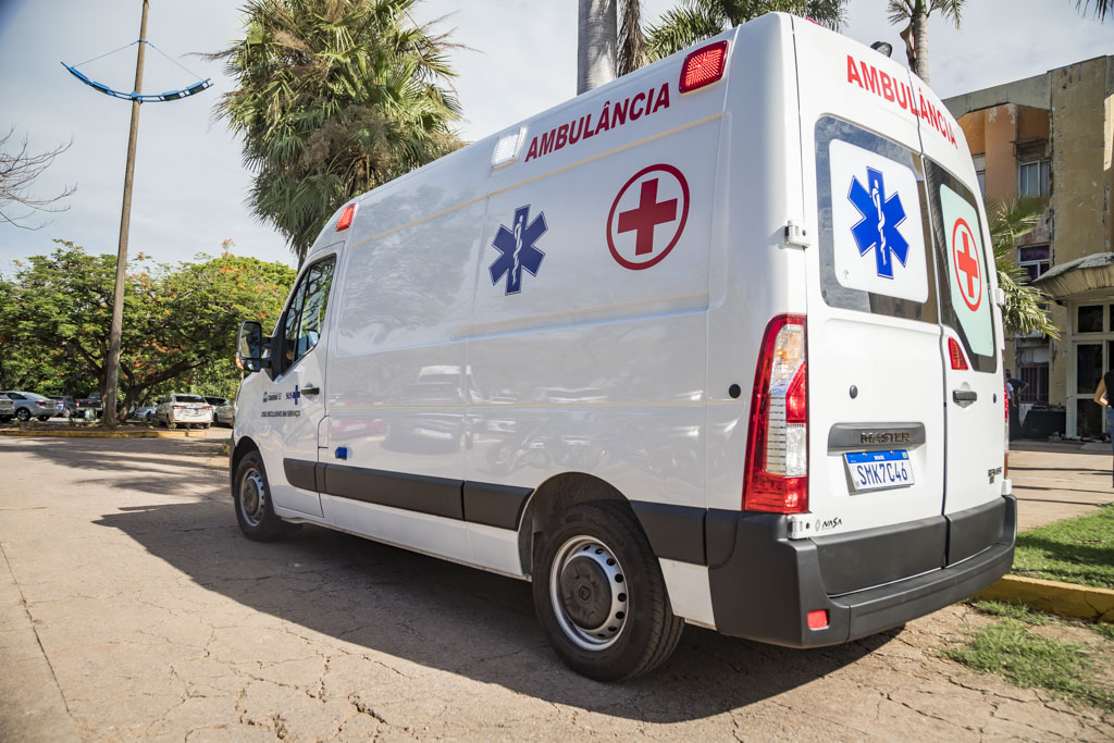 Entrega de ambul&acirc;ncia refor&ccedil;a frota de atendimento hospitalar e transfer&ecirc;ncias em Corumb&aacute;