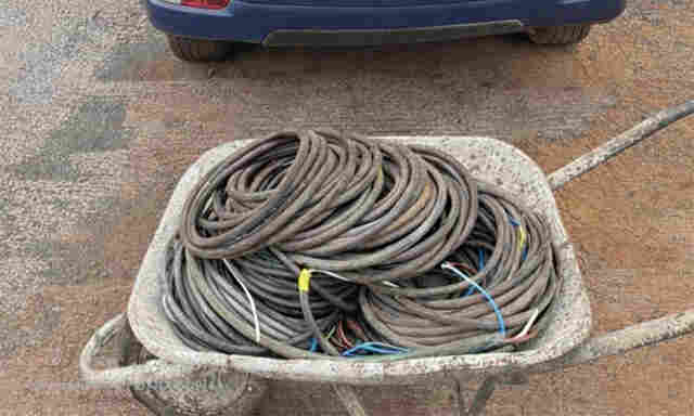 Pol&iacute;cia Militar recupera 150 metros de fio el&eacute;trico furtado de uma propriedade pr&oacute;ximo a BR-262 em Corumb&aacute;