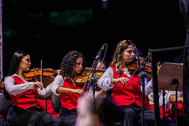 Jovem violinista do Moinho Cultural realiza sonho de comprar violino de luthier com bolsa de estudos e venda de doces