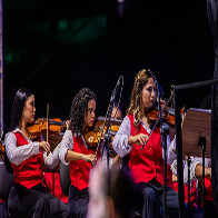 Jovem violinista do Moinho Cultural realiza sonho de comprar violino de luthier com bolsa de estudos e venda de doces
