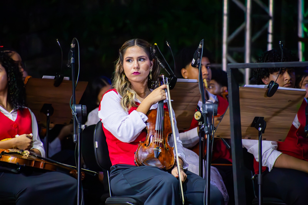 Jovem violinista do Moinho Cultural realiza sonho de comprar violino de luthier com bolsa de estudos e venda de doces