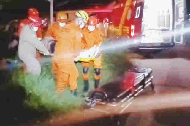 Acidente de tr&acirc;nsito deixa motociclista ferido ap&oacute;s colis&atilde;o com carro no bairro Popular Nova em Corumb&aacute;