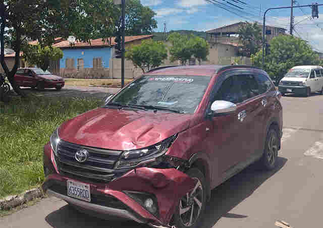 Motociclista fica ferido ap&oacute;s colis&atilde;o com ve&iacute;culo de placas boliviana no bairro Aeroporto em Corumb&aacute;