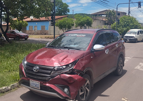 Motociclista fica ferido ap&oacute;s colis&atilde;o com ve&iacute;culo de placas boliviana no bairro Aeroporto em Corumb&aacute;