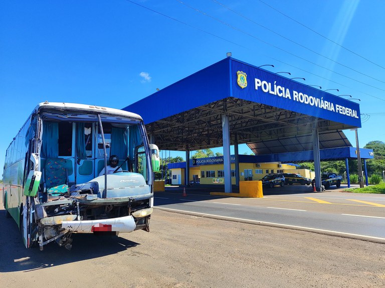PRF flagra motorista de capacete conduzindo &ocirc;nibus sem para-brisa na BR-158