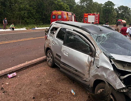 Fam&iacute;lia que seguia para Bol&iacute;via sofre acidente na BR-262 ap&oacute;s colidir contra carreta em Miranda