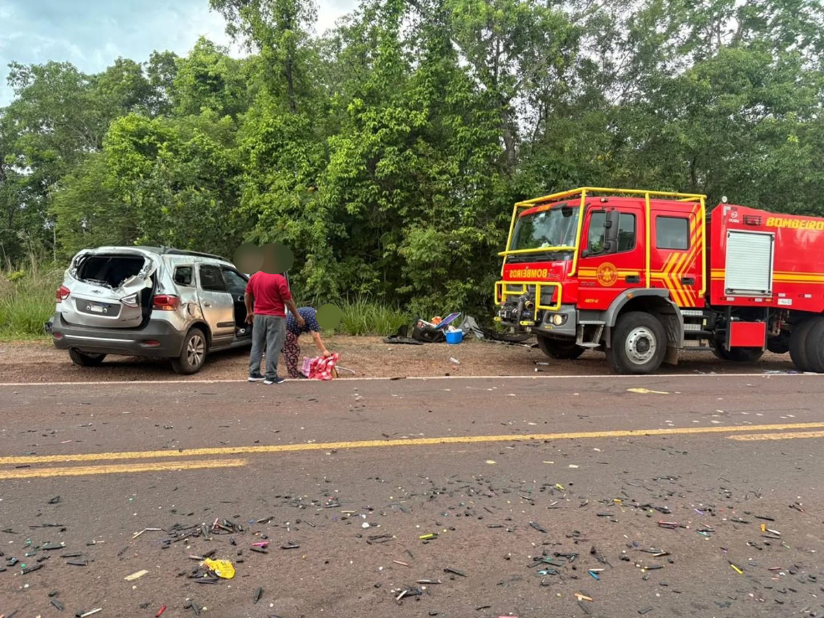 Fam&iacute;lia que seguia para Bol&iacute;via sofre acidente na BR-262 ap&oacute;s colidir contra carreta em Miranda