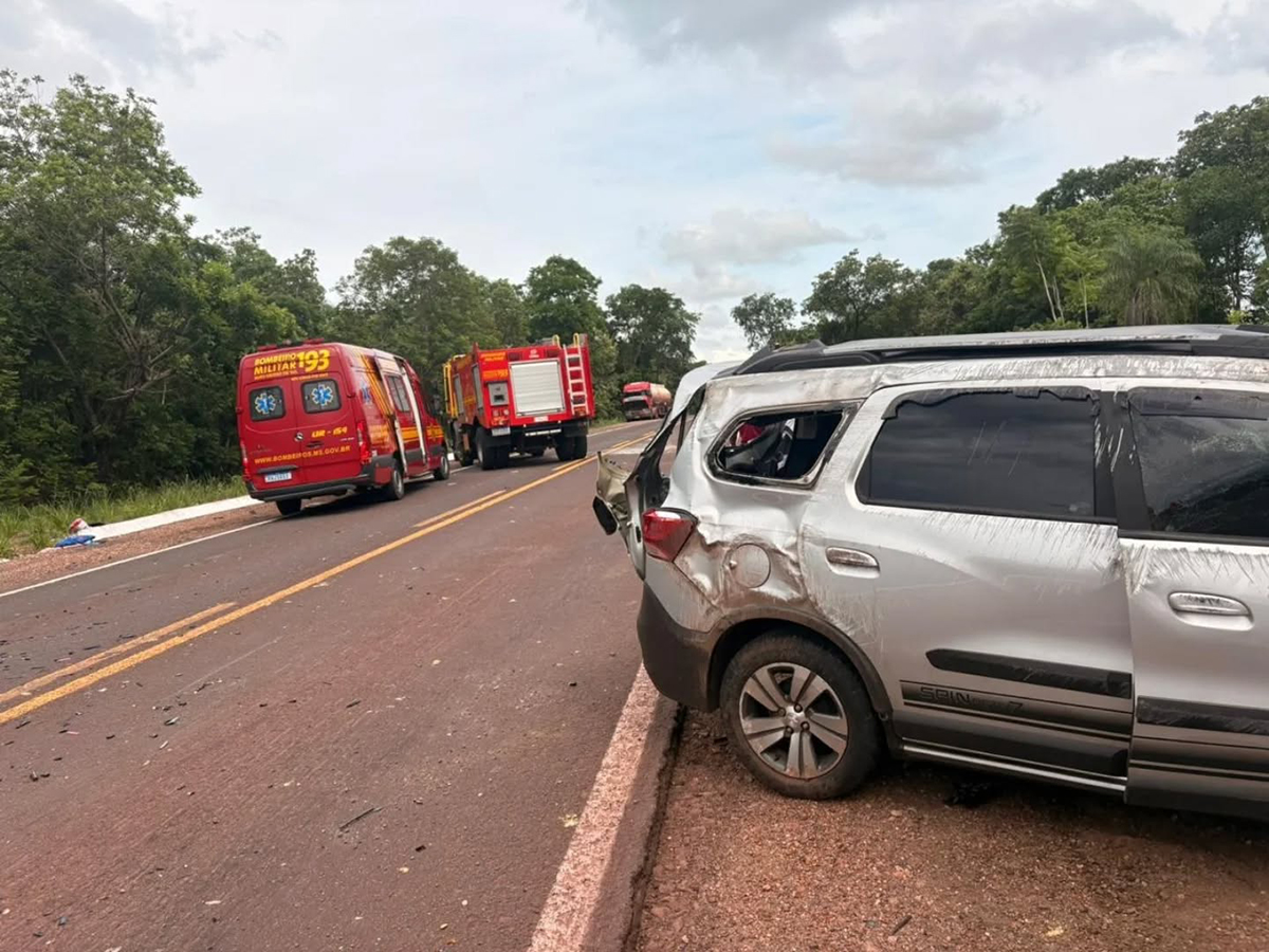 Fam&iacute;lia que seguia para Bol&iacute;via sofre acidente na BR-262 ap&oacute;s colidir contra carreta em Miranda
