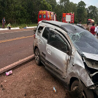 Fam&iacute;lia que seguia para Bol&iacute;via sofre acidente na BR-262 ap&oacute;s colidir contra carreta em Miranda