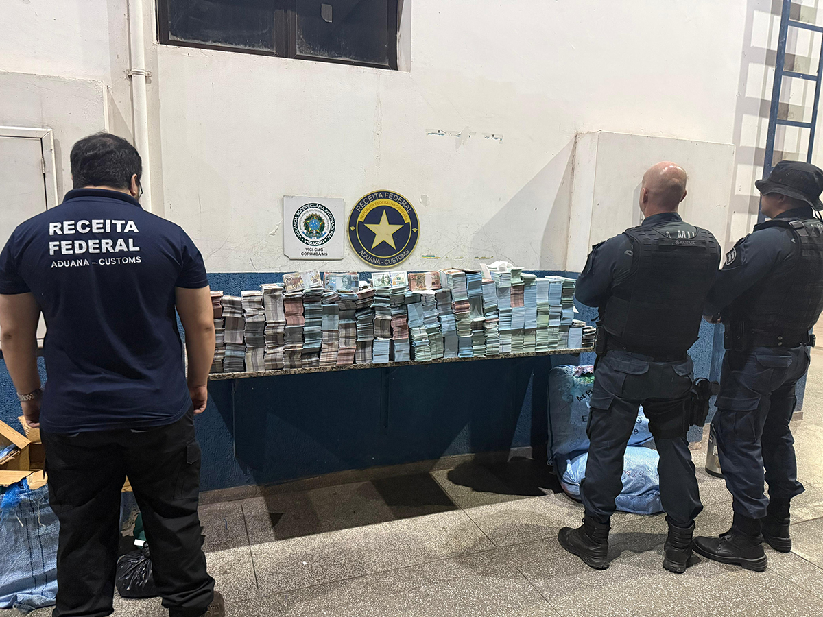 Taxista boliviano é detido com milhares de cédulas falsas de reais e dólares que seriam distribuídas nas feiras de Corumbá