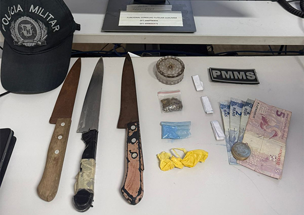 Durante patrulha em beco no Centro de Corumb&aacute;, PM localiza drogas, armas brancas e dinheiro 