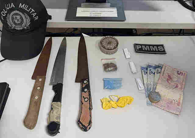 Durante patrulha em beco no Centro de Corumb&aacute;, PM localiza drogas, armas brancas e dinheiro 