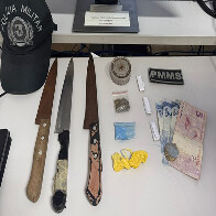 Durante patrulha em beco no Centro de Corumb&aacute;, PM localiza drogas, armas brancas e dinheiro 