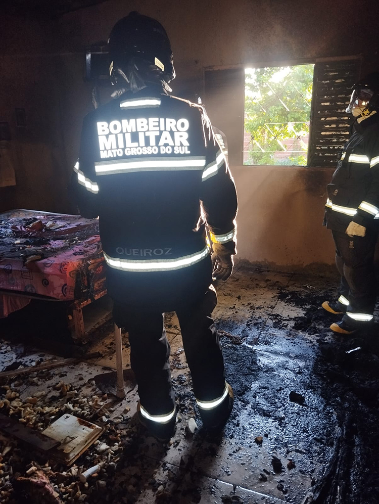 Vizinho aciona bombeiros ao deparar com inc&ecirc;ndio em resid&ecirc;ncia no bairro Aeroporto em Corumb&aacute;