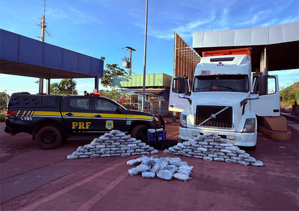 Caminhoneiro boliviano &eacute; detido pela PRF com 172 Kg de skunk na BR-262 em Corumb&aacute;