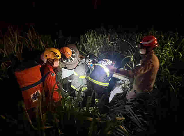 Condutor de autom&oacute;vel fica preso nas ferragens ap&oacute;s capotamento na BR-262 em Corumb&aacute;