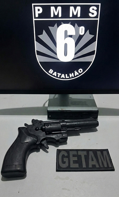 Pol&iacute;cia Militar prende foragido da justi&ccedil;a e apreende motocicleta adulterada no centro de Corumb&aacute;
