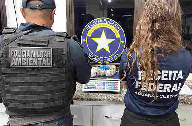 Bolivianos s&atilde;o detidos tentando entrar em Corumb&aacute; ap&oacute;s engolir 86 c&aacute;psulas de pasta base de coca&iacute;na