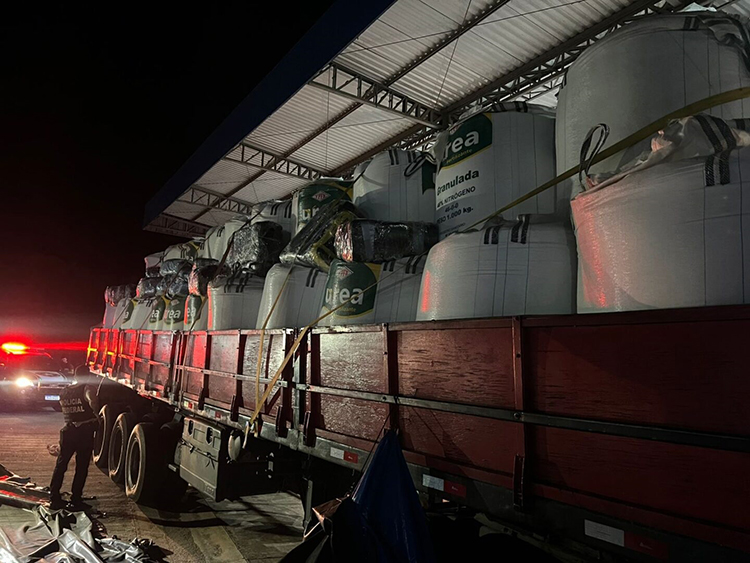 PF apreende mais de 370 kg de drogas escondidas em caminh&atilde;o com carga de borato em Corumb&aacute;