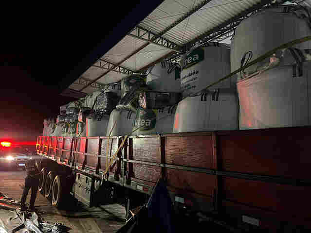 PF apreende mais de 370 kg de drogas escondidas em caminh&atilde;o com carga de borato em Corumb&aacute;