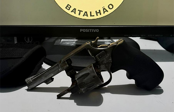 Pol&iacute;cia Militar apreende arma de fogo ap&oacute;s den&uacute;ncias de disparos no bairro Popular Velha em Corumb&aacute;