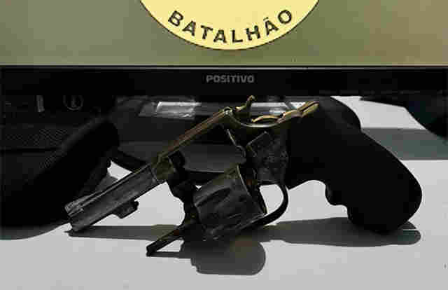 Pol&iacute;cia Militar apreende arma de fogo ap&oacute;s den&uacute;ncias de disparos no bairro Popular Velha em Corumb&aacute;