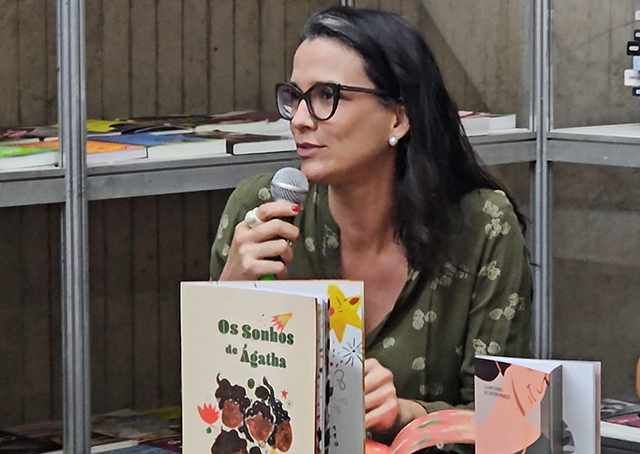 Exemplares impressos do livro Os Sonhos de &Aacute;gatha chegam ao Governo do Estado e amplia o direito de sonhar na inf&acirc;ncia