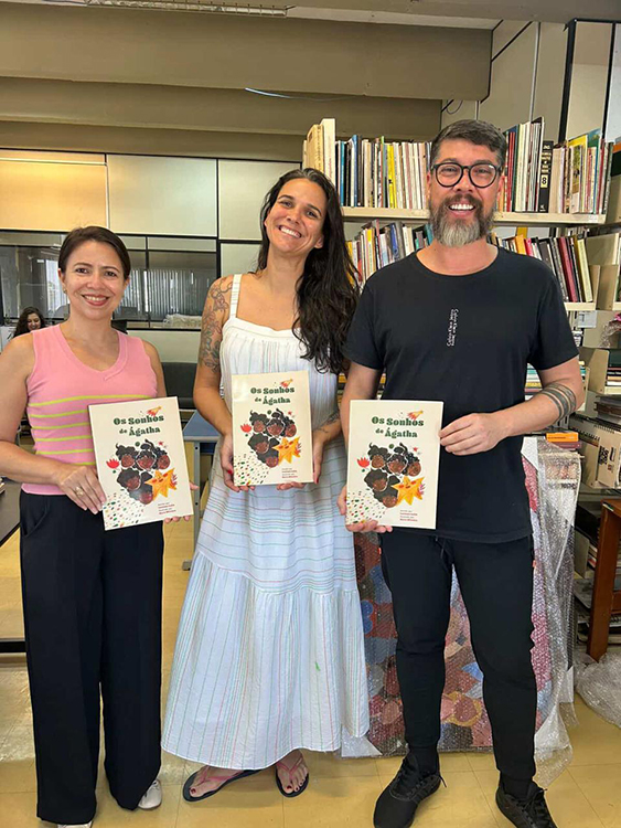 Exemplares impressos do livro Os Sonhos de &Aacute;gatha chegam ao Governo do Estado e amplia o direito de sonhar na inf&acirc;ncia