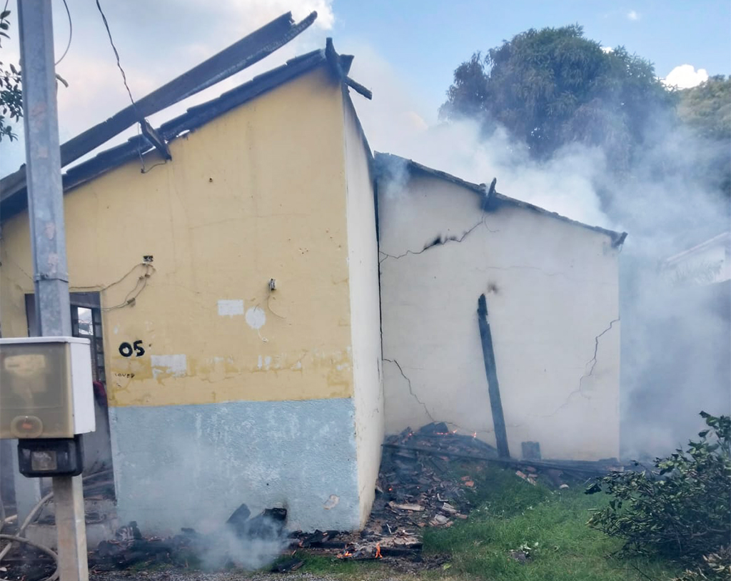Bombeiros utilizam 5 mil litros de &aacute;gua para conter inc&ecirc;ndio em resid&ecirc;ncia no bairro Aeroporto