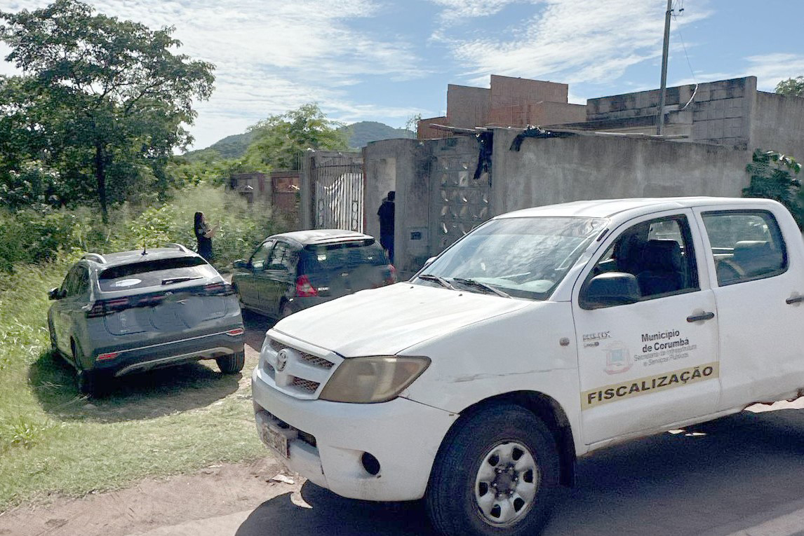 Fiscaliza&ccedil;&atilde;o orienta moradores sobre descarte de lixo ap&oacute;s limpeza emergencial