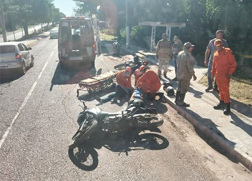 Colis&atilde;o entre motocicletas deixa dois feridos na Avenida Rio Branco em Lad&aacute;rio