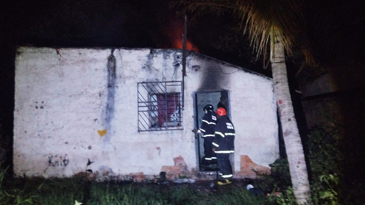 Inc&ecirc;ndio atinge casa abandonado em Lad&aacute;rio frequentada por moradores de rua
