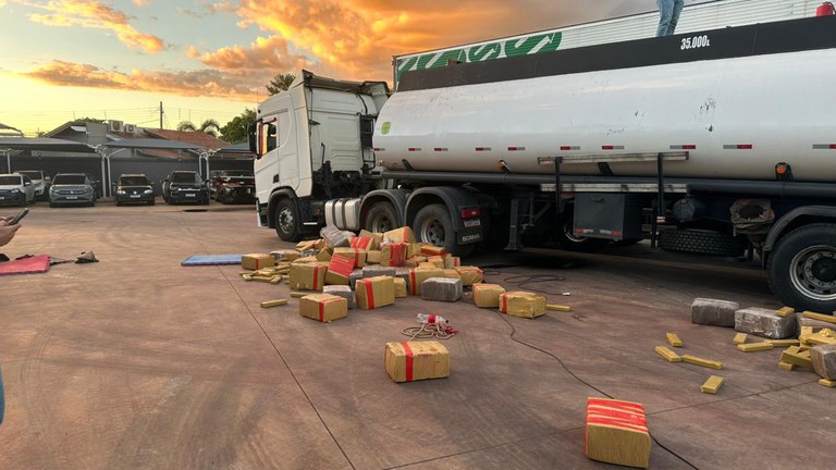 Pol&iacute;cia Federal apreende carreta com cerca de 8 toneladas de drogas, arma e muni&ccedil;&otilde;es em &Aacute;gua Clara/MS