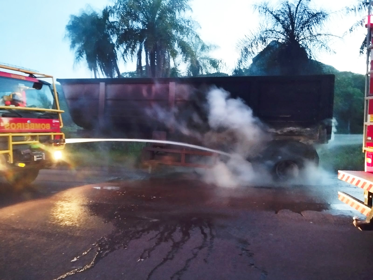 Bombeiros utilizam 2 mil litros de &aacute;gua para conter inc&ecirc;ndio em carreta de min&eacute;rio na BR-262 em Corumb&aacute;