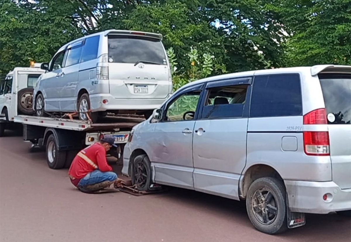 Agetrat apreende vans com placas bolivianas realizando transporte clandestino de passageiros em Corumbá