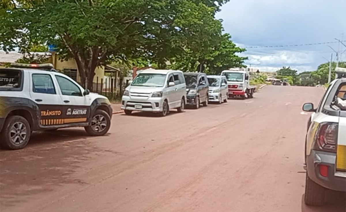 Agetrat apreende vans com placas bolivianas realizando transporte clandestino de passageiros em Corumbá