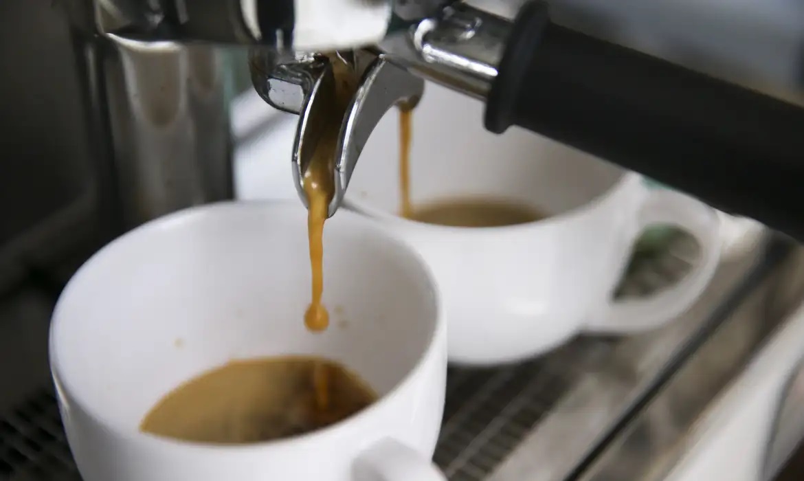 Pre&ccedil;os altos derrubam consumo de caf&eacute; no Brasil em 2025