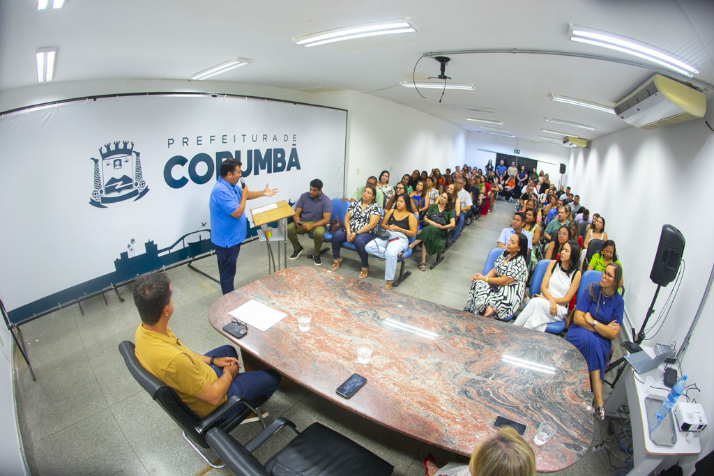 Solenidade oficializa posse de 41 gestores escolares eleitos pela comunidade em Corumb&aacute;