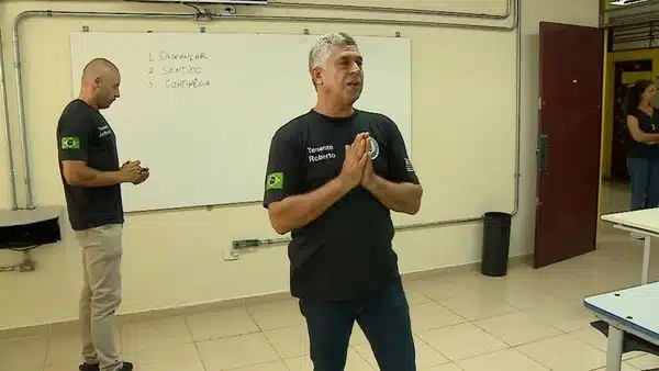 Escola c&iacute;vico-militar: professor escreve &ldquo;descan&ccedil;ar&rdquo; e &ldquo;cotin&ecirc;cia&rdquo;; veja v&iacute;deo