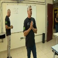 Escola c&iacute;vico-militar: professor escreve &ldquo;descan&ccedil;ar&rdquo; e &ldquo;cotin&ecirc;cia&rdquo;; veja v&iacute;deo