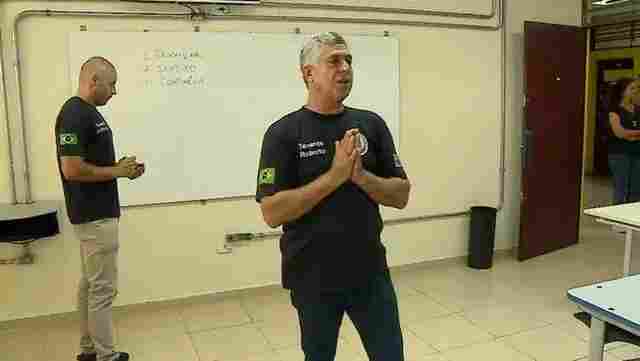 Escola c&iacute;vico-militar: professor escreve &ldquo;descan&ccedil;ar&rdquo; e &ldquo;cotin&ecirc;cia&rdquo;; veja v&iacute;deo