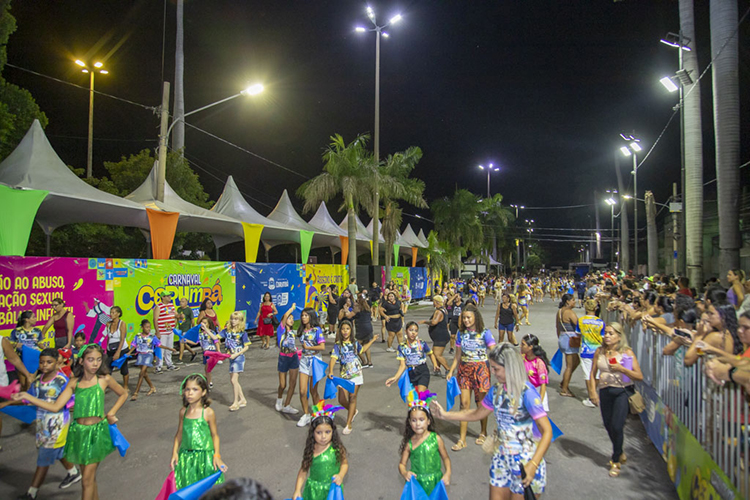 Primeira noite de ensaio t&eacute;cnico lota Avenida e antecipa clima de Carnaval em Corumb&aacute;