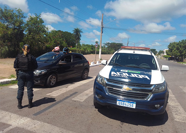 Ve&iacute;culo com restri&ccedil;&atilde;o criminal &eacute; recuperado pela PM, ap&oacute;s condutor colidir em meio-fio e tentar fuga em Corumb&aacute;