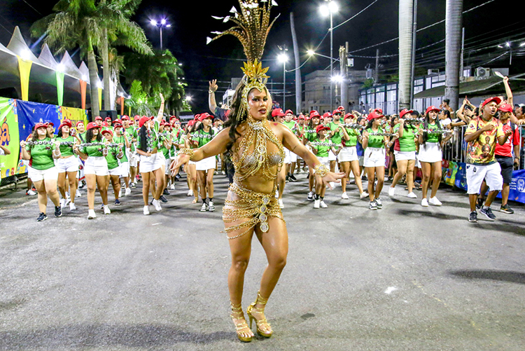 &Uacute;ltima noite de ensaio t&eacute;cnico das escolas de samba eleva expectativa para os desfiles