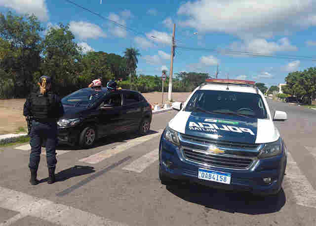 Ve&iacute;culo com restri&ccedil;&atilde;o criminal &eacute; recuperado pela PM, ap&oacute;s condutor colidir em meio-fio e tentar fuga em Corumb&aacute;