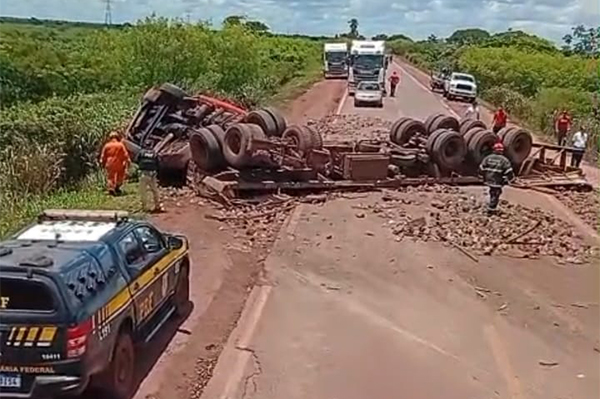 Motorista fica ferido ap&oacute;s capotamento de carreta com carga de min&eacute;rio na BR-262 em Corumb&aacute;